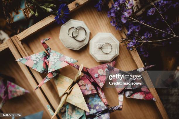 fedi nuziali con fiori colorati - origami a forma di gru foto e immagini stock