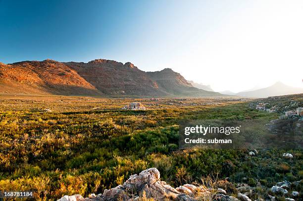 sonnenuntergang über dem tal in cederberg - cederberg gebirge stock-fotos und bilder