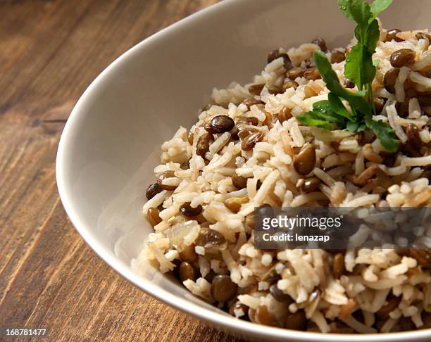 arab dish majadra: green lentils and rice. - lentil stockfoto's en -beelden
