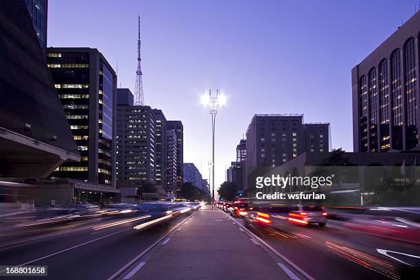 dusk on paulista avenue in brazil with blurred cars - são paulo state 個照片及圖片檔