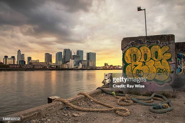 canary sunset - graffiti wand stock-fotos und bilder