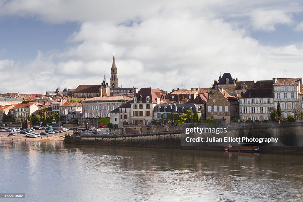 The river Dordogne and city of Bergerac.