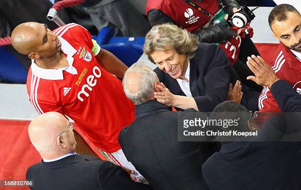 Manager Jorge Jesus of Benfica speaks to Ex-Ajax and Netherlands footballer Johan Cruyff as Luisao of Benfica looks on during the UEFA Europa League...