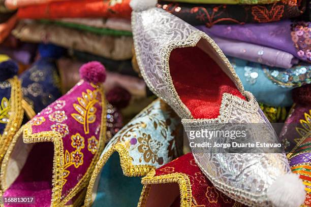 handmade shiny turkish shoes for sale - jorge duarte estevao stockfoto's en -beelden