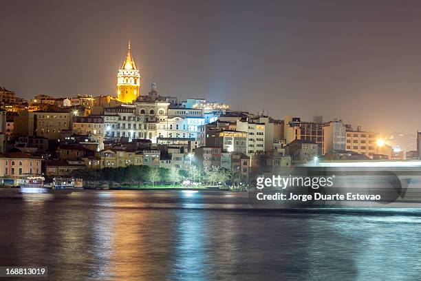 galata tower in istanbul at night - jorge duarte estevao stockfoto's en -beelden