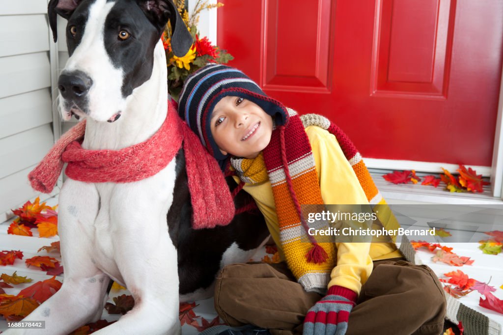 Netter Junge und Hund Herbstporträt