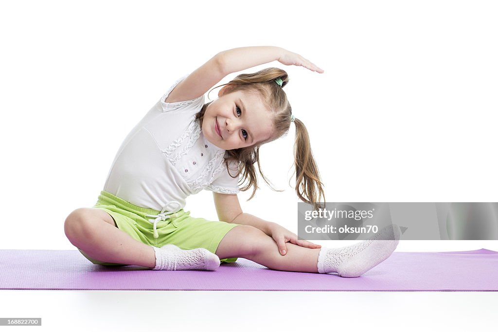 Niño haciendo ejercicios de fitness