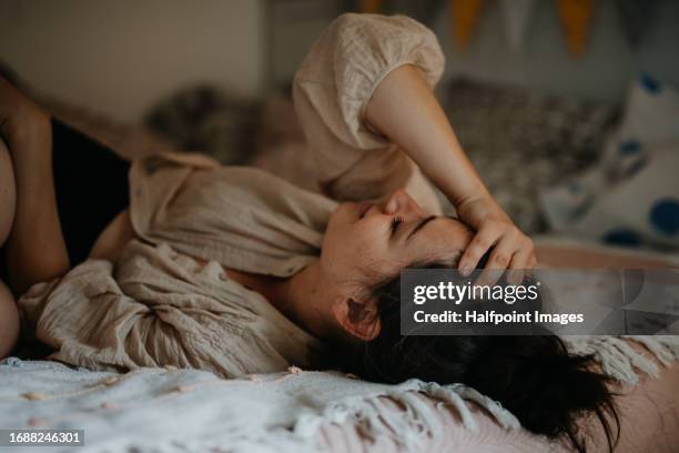 portrait of a sad crying woman lying on bed. - stemmingswisseling stockfoto's en -beelden