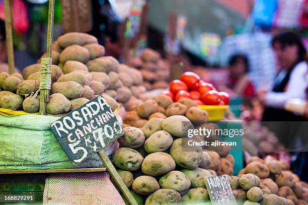 kartoffeln im the market - arequipa peru stock-fotos und bilder