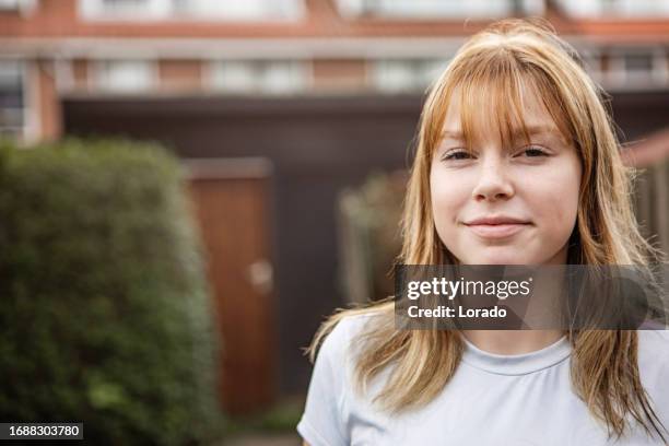 portrait of a beautiful blonde teenage girl - alleen één tienermeisje stockfoto's en -beelden