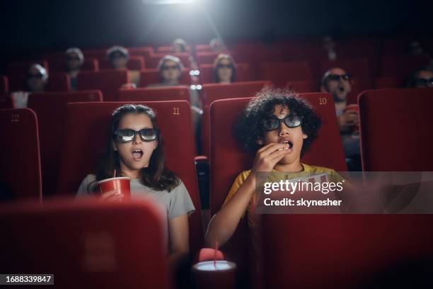 guardare cartoni animati 3d al cinema! - 3 d glasses foto e immagini stock