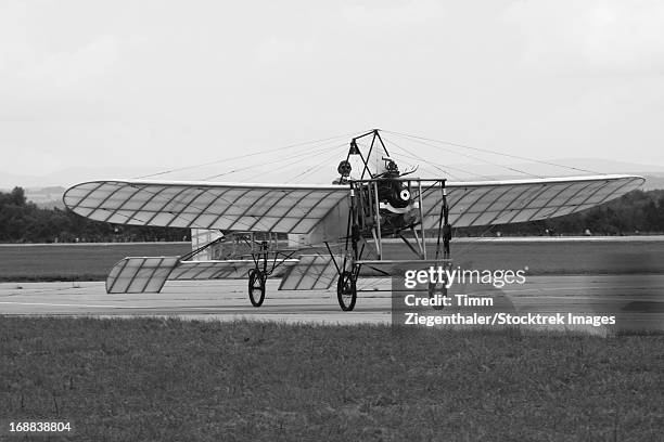 replica of the wright flyer, hradec kralove air base, czech republic. - kitty hawk stock-fotos und bilder