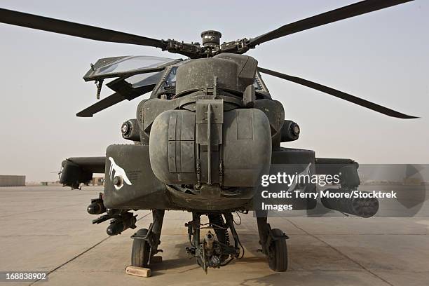 front view of an ah-64d apache longbow on the flight line, tikrit, iraq. - tikrit stock pictures, royalty-free photos & images