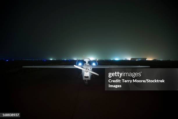an rq-5 hunter unmanned aerial vehicle on the tarmac at cob speicher, tikrit, iraq, during operation iraqi freedom. - base militaire photos et images de collection