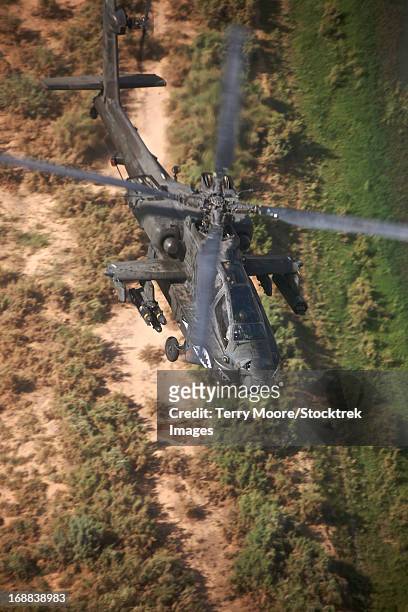 an ah-64d apache longbow helicopter in flight over northern iraq. - tikrit stock pictures, royalty-free photos & images