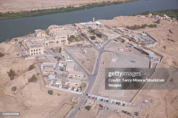aerial view of unknown forward operating base in northern iraq. - forward operating base photos et images de collection