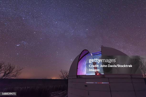 a domed observatory is open for business as a refractor telescope surveys the heavens, crowell, texas. - observatorium stockfoto's en -beelden