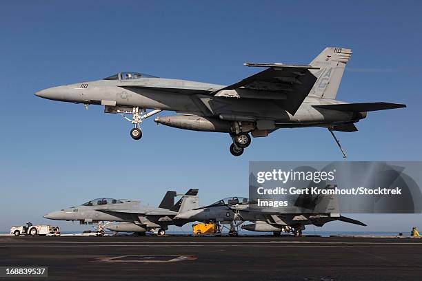 an f/a-18e super hornet comes in for an arrested landing. - landing on aircraft carrier stock pictures, royalty-free photos & images