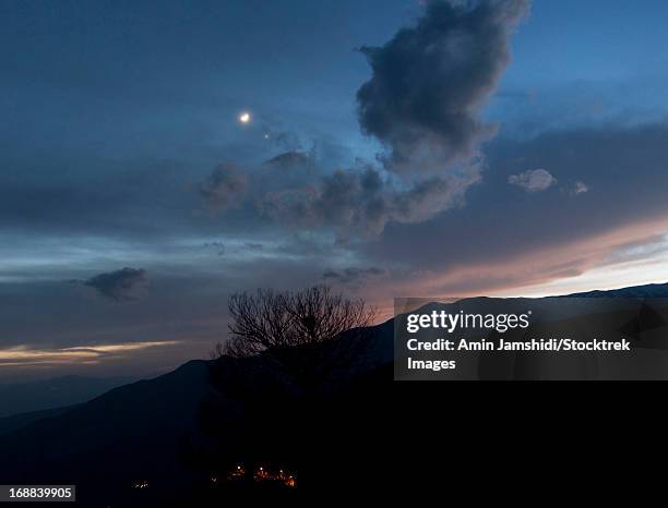 moon and venus conjunction above the village of gazorkhan, alamut region of iran. - venushügel stock-fotos und bilder