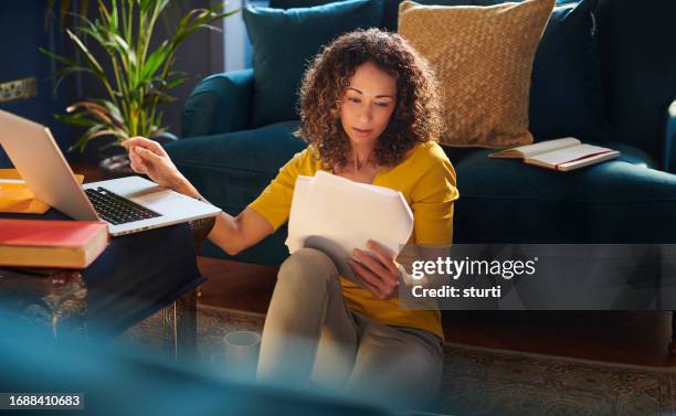 studying at home - aluno mais velho imagens e fotografias de stock
