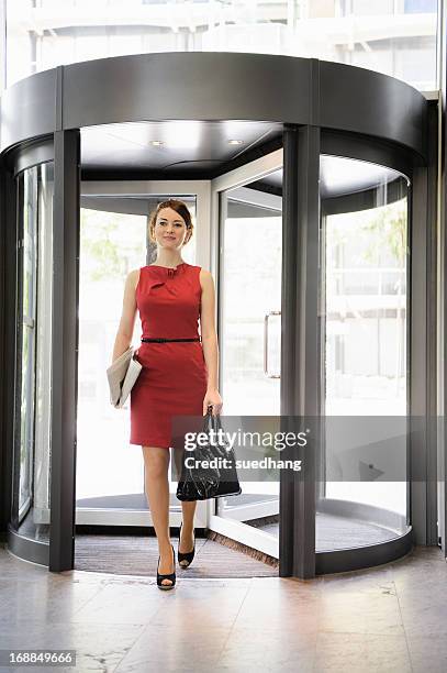 businesswoman walking in lobby - star style lounge imagens e fotografias de stock