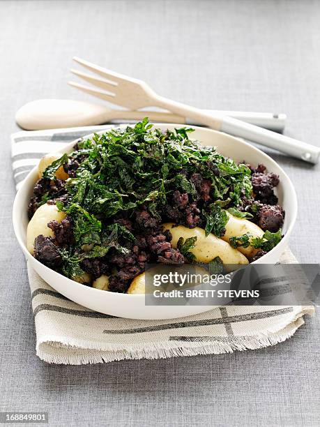 plate of potatoes, sausage and parsley - black pudding stock pictures, royalty-free photos & images