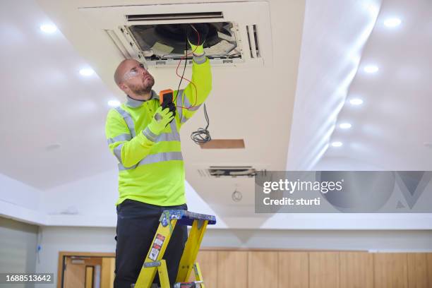 instalación de aire acondicionado - sistema de calefacción ventilazión y aire acondicionado fotografías e imágenes de stock