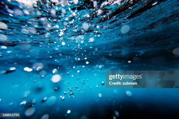 unterwasser-bubbles - unterwasseraufnahme meer sonne stock-fotos und bilder