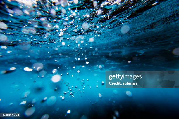 burbujas de submarino - marea fotografías e imágenes de stock