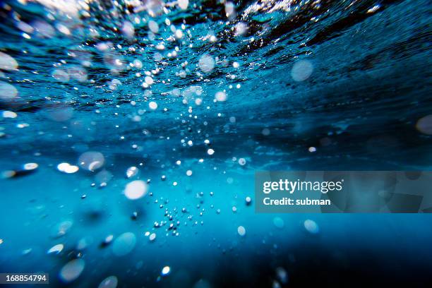 burbujas de submarino - marea fotografías e imágenes de stock