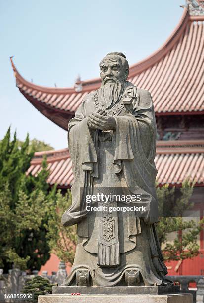 templo de confucio estatua y a suzhou, china - suzhou china fotografías e imágenes de stock