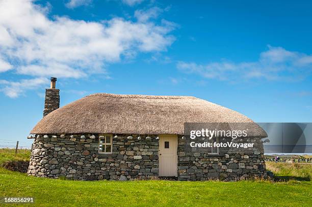 スコットランドの伝統的なわらぶき屋根コテージにヘブリディーズク - かやぶき屋根 ストックフォトと画像