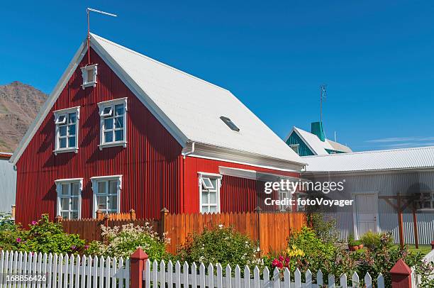 rouge vif des house white palissade jolis jardins - tôle ondulée photos et images de collection