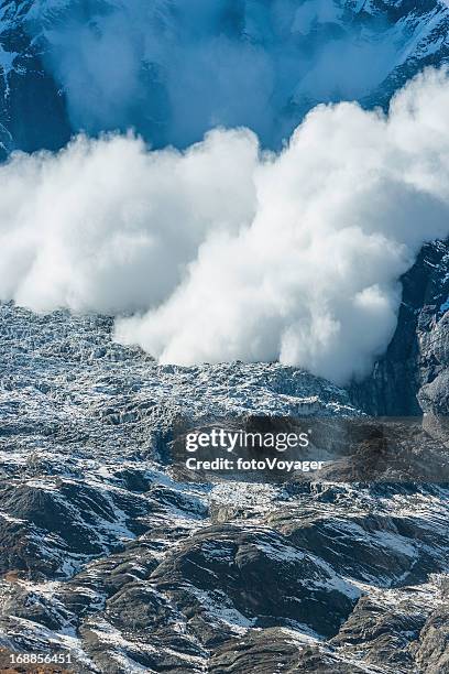 avalanche de neve caindo mountain para a geleira - avalanche - fotografias e filmes do acervo