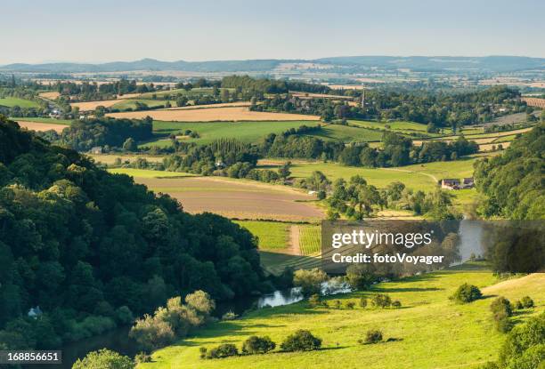 idyllische river valley country dörfer sommer-felder - welsh culture stock-fotos und bilder