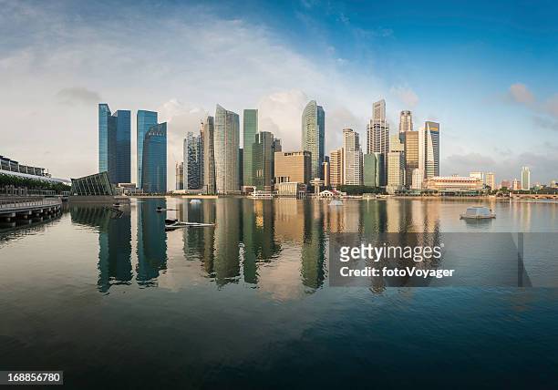 singapura cbd arranha-céus, reflectindo na marina bay nascer do sol - singapore imagens e fotografias de stock