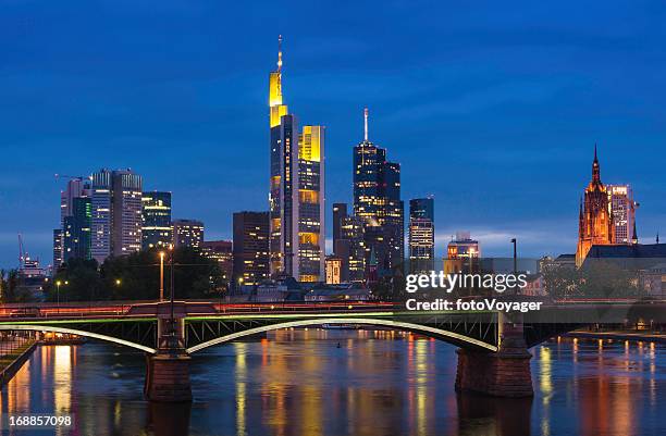 frankfurt bank wolkenkratzern beleuchtet bei dämmerung, deutschland - messeturm stock-fotos und bilder