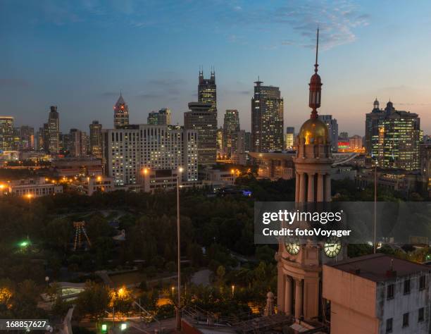 platz des volkes in shanghai park beleuchtet bei nacht, china - view of city square in shanghai china stock-fotos und bilder