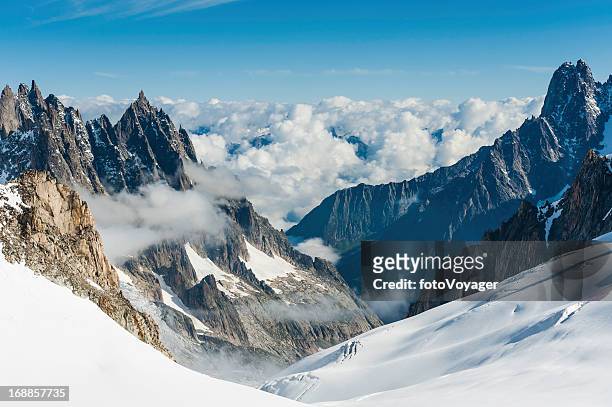 alps snowy glaciers dramatic pinnacles above chamonix france - valle daosta stock pictures, royalty-free photos & images