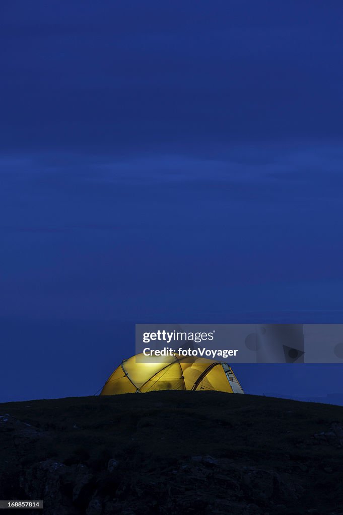 Giallo Tenda igloo illuminato in montagna di notte