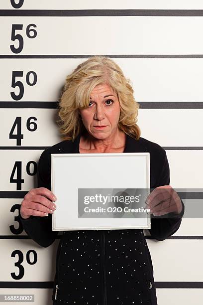 mugshot of a woman - mugshot stockfoto's en -beelden