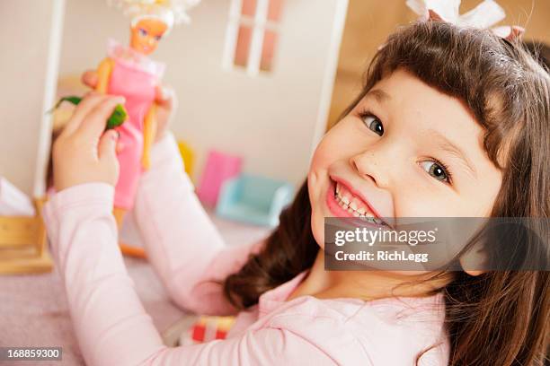 menina com casa de boneca - doll imagens e fotografias de stock