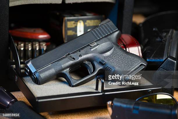 pistola e sicuro - armi foto e immagini stock