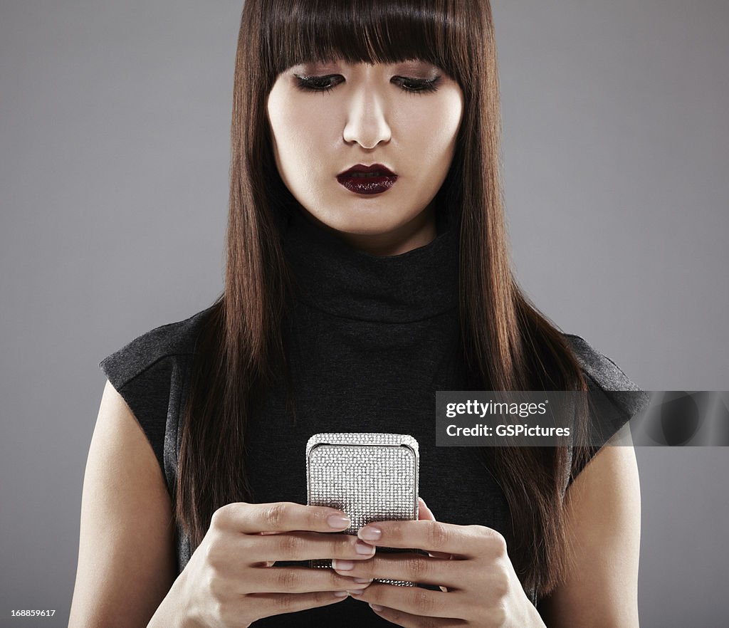 Japonés hermosa mujer usando teléfono inteligente de enviar el mensaje de texto