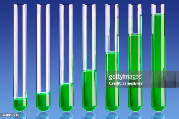 grüne flüssigkeit in reagenzgläser, positive entwicklung bar chart - glory tube stock-fotos und bilder