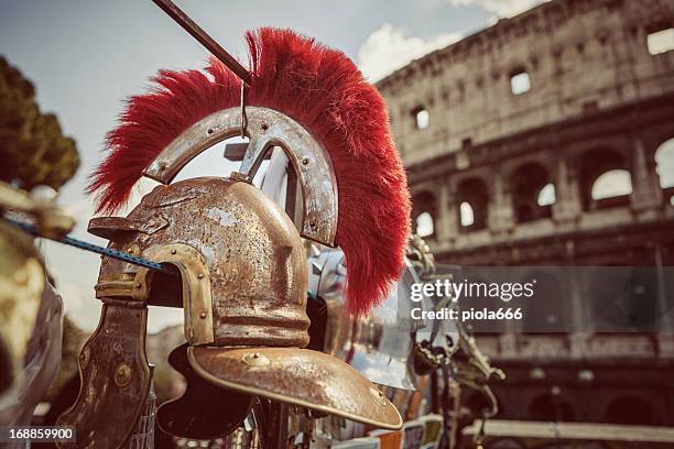 roman centurion soldaten helme und das coliseum - colosseum stock-fotos und bilder