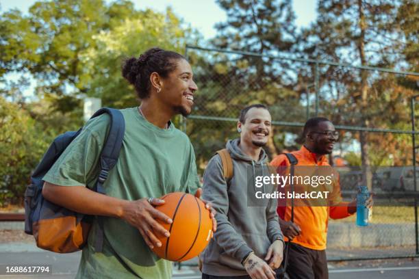 équipe de basket de rue sur le terrain - basket ball masculin photos et images de collection