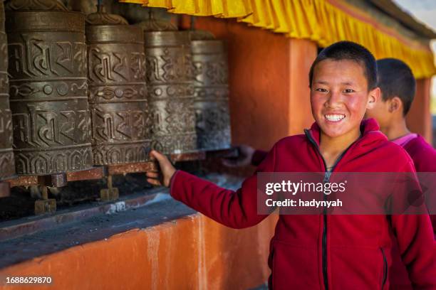 tibetische novizenmönche, die die gebetsmühlen drehen, dorf tsarang, upper mustang, nepal - annapurna schutzgebietprojekt stock-fotos und bilder