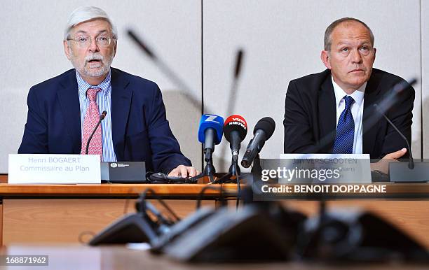 Plan Commissioner Henri Bogaert , with Deputy Plan Commissioner Jan Verschooten, speaks during a press conference by the Central Economic Council /...