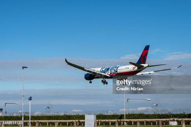 delta air lines - team usa - airbus a330 stock pictures, royalty-free photos & images